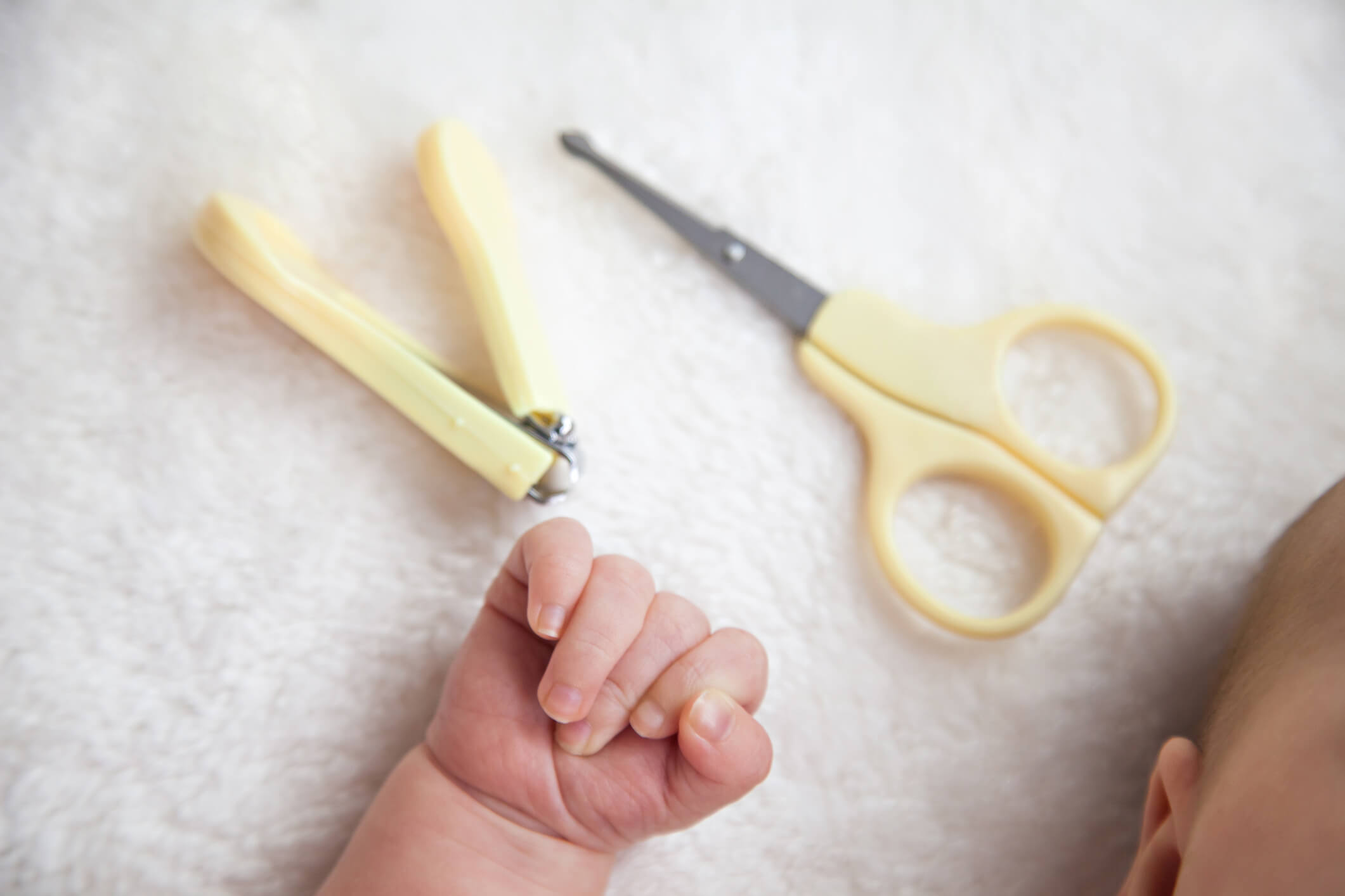 Cara Mudah Merawat dan Memotong Kuku Bayi