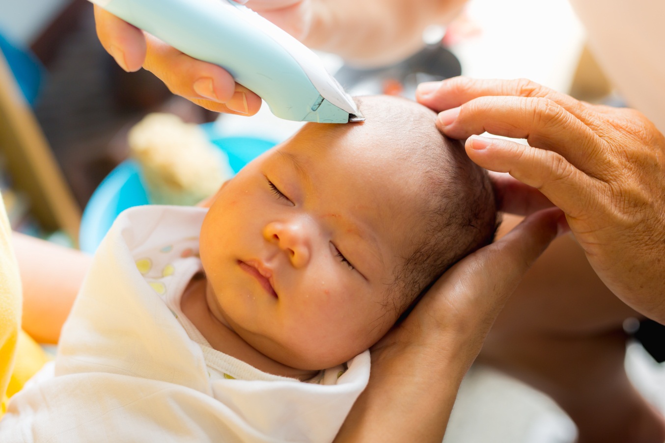 Jangan Takut Mencukur Rambut Bayi, Ini Tips untuk Melebatkan Rambutnya