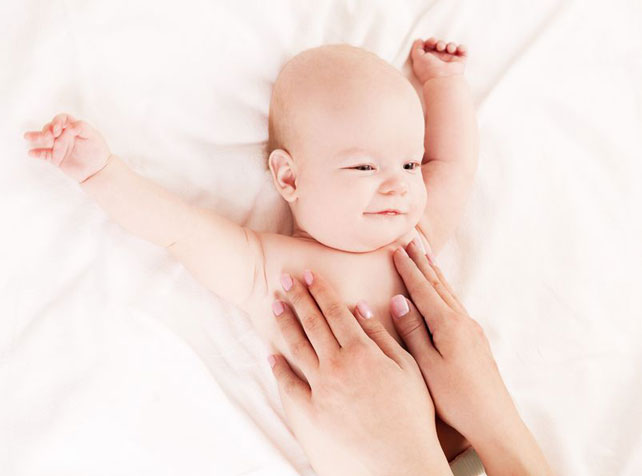 Manfaat Pijatan Dada dan Punggung Untuk Bayi