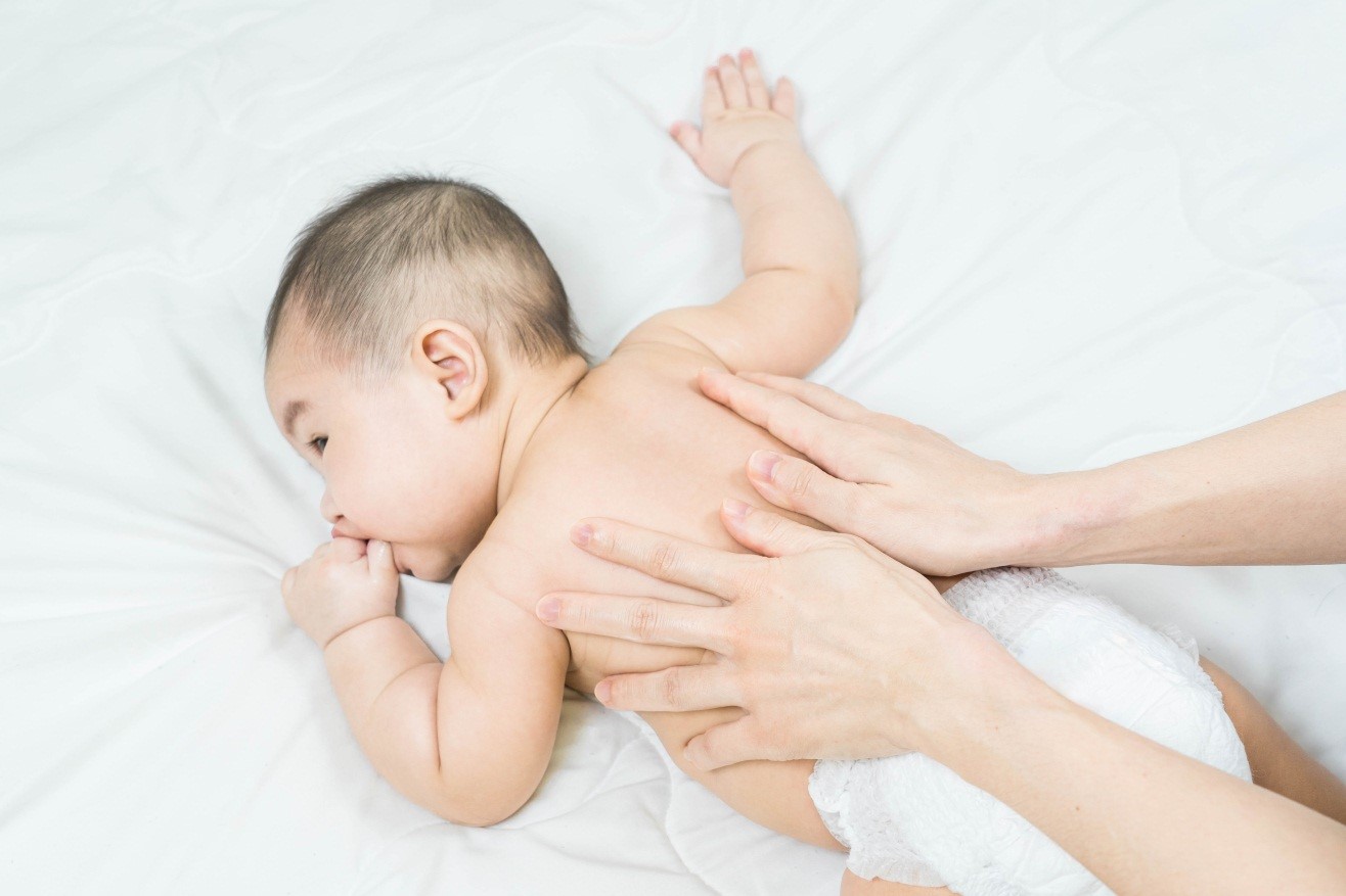 Pijat Bayi Bisa Optimalkan Tumbuh Kembang