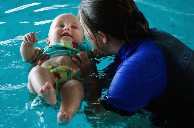 Periksa Kondisi Bayi Sebelum Berenang