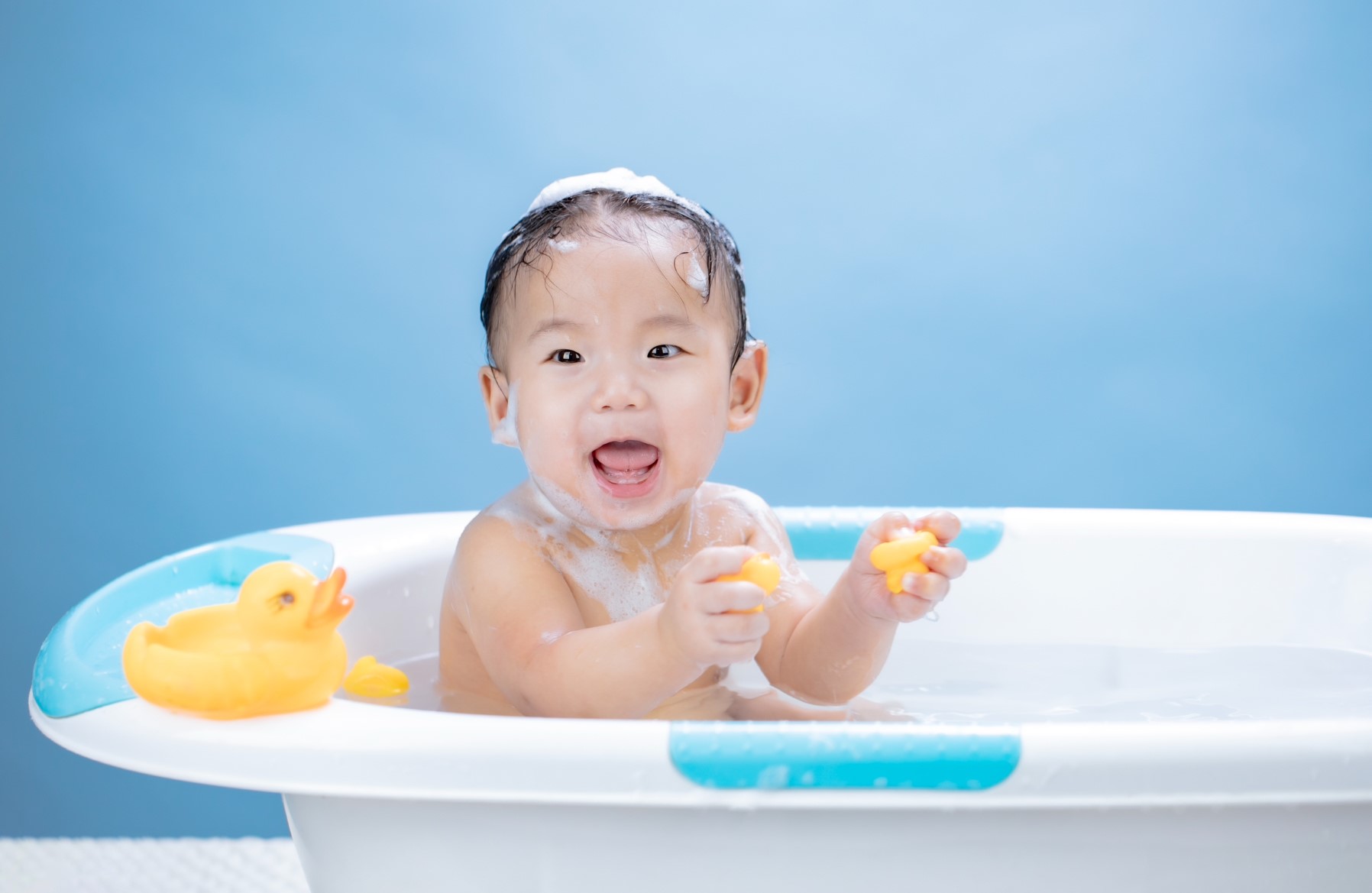 Rambut Bayi Hitam dan Berkilau? Mulai dari Kandungan Shampo yang Tepat