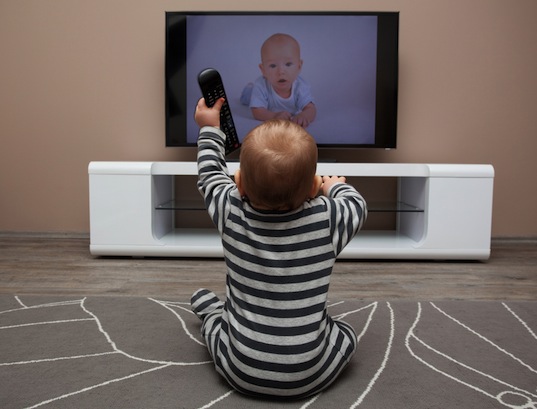 Inilah Alasan Bayi Harus Jauh Dari TV