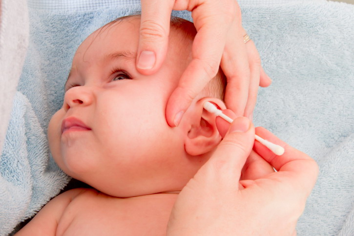 Kiat Membersihkan Telinga Bayi